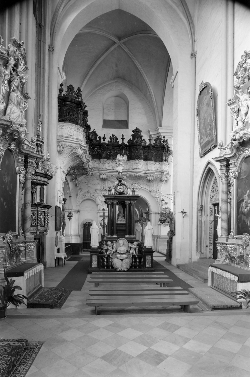 sanktuarium św. Jadwigi Śląskiej - kościół: kaplica św. Jadwigi - barokowy grobowiec św. Jadwigi , skan 1