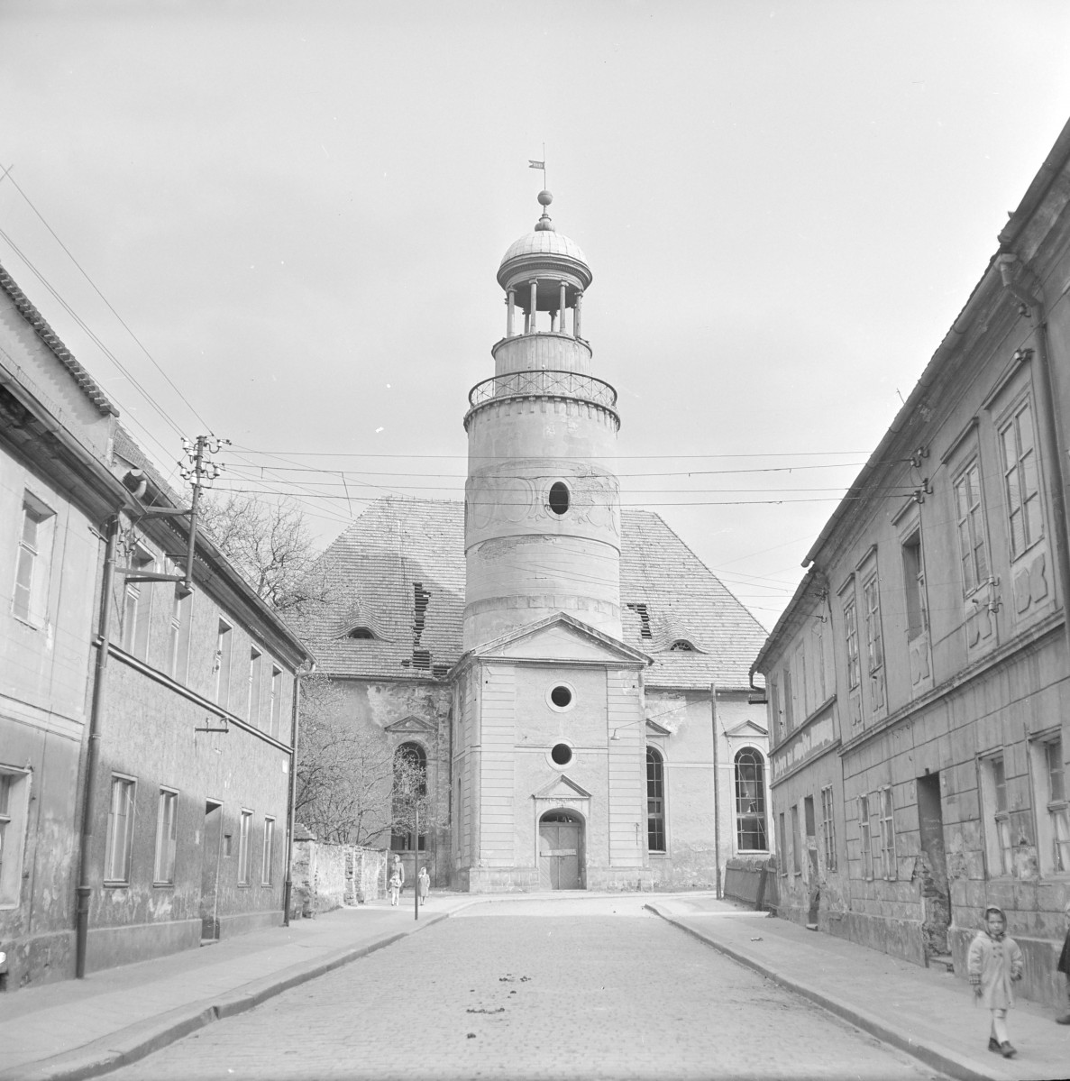 Kościół poewangelicki - elewacja frontowa z wieżą oraz portalem., skan 1