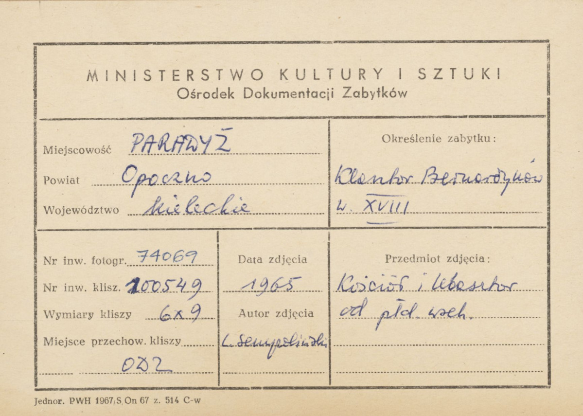 Zespół klasztorny - widok od strony płd. - wsch. na kościół i fragment budynku klasztoru - metryczka
 , skan 1