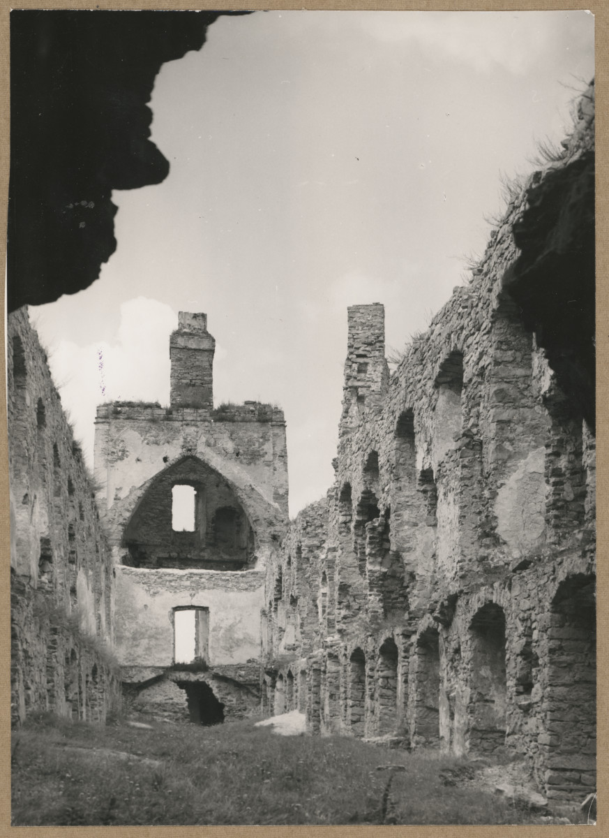 Ruiny zamku  Krzyżtopór  -  widok od strony płd. -  wsch. na wnętrze skrzydła wsch. , skan 1