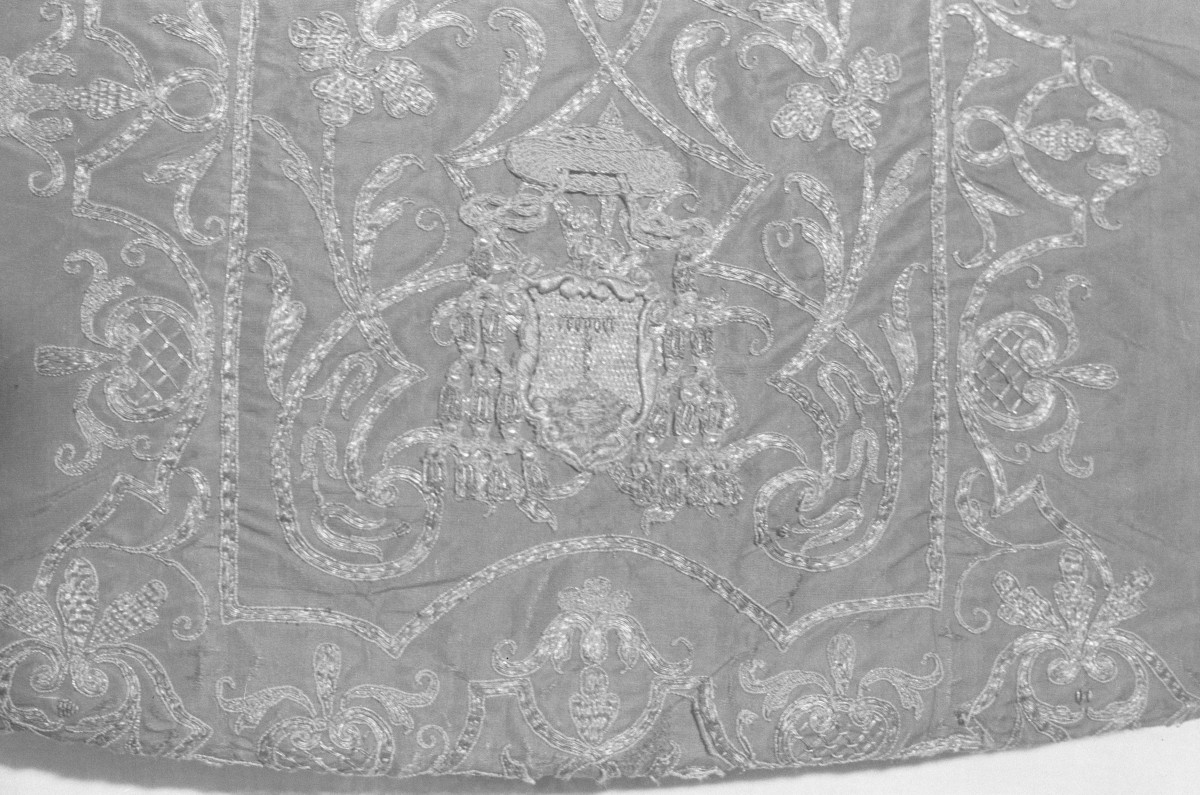 Skarbiec Katedralny - Ornat. Polska ok. 1737-47. Haft dołu kolumny., skan 1