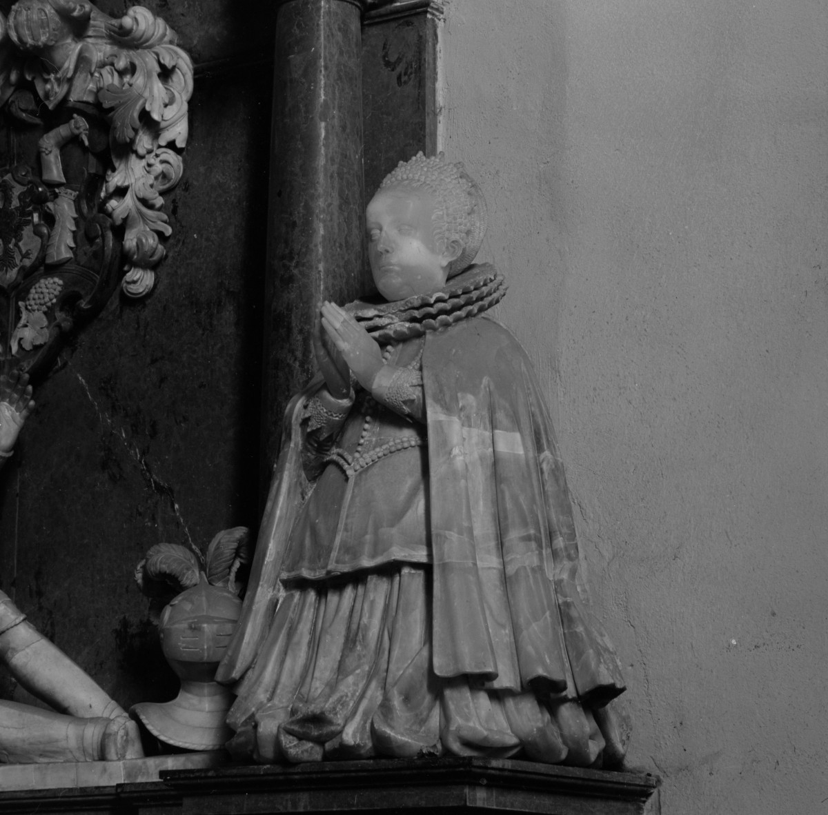 kościół pw. św. Bartłomieja - Kaplica Oppersdorffów - nagrobek Jana III Jerzego von Oppersdorffa - fragment - rzeźba na cokole - matka, skan 1