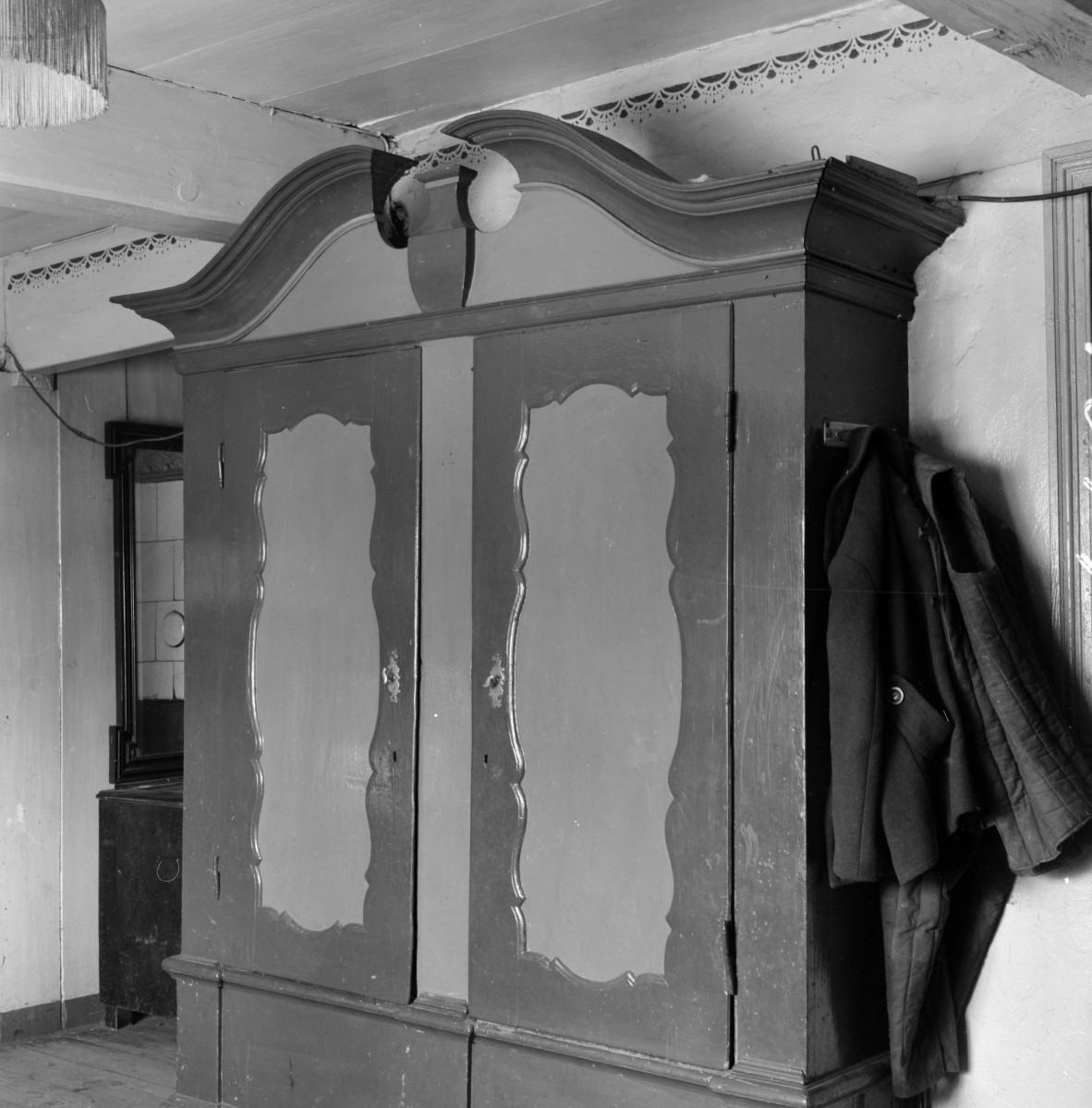 dom podcieniowy - wnętrze: szafa barokowa, skan 1