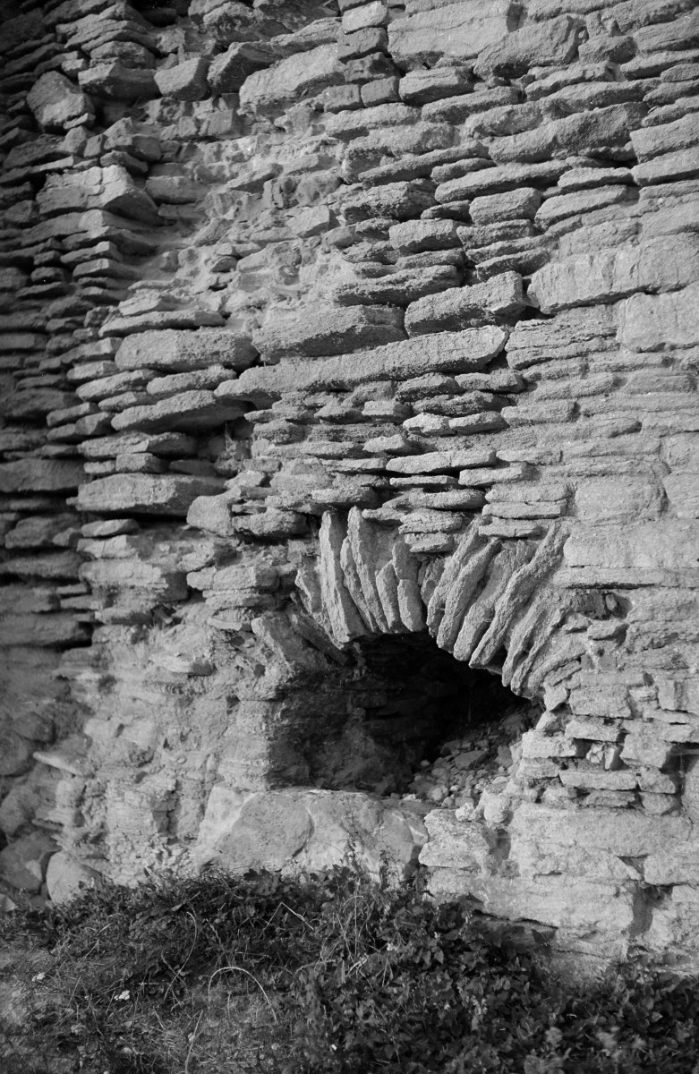 opactwo cysterskie - fragment ruin klasztoru, okno, skan 1