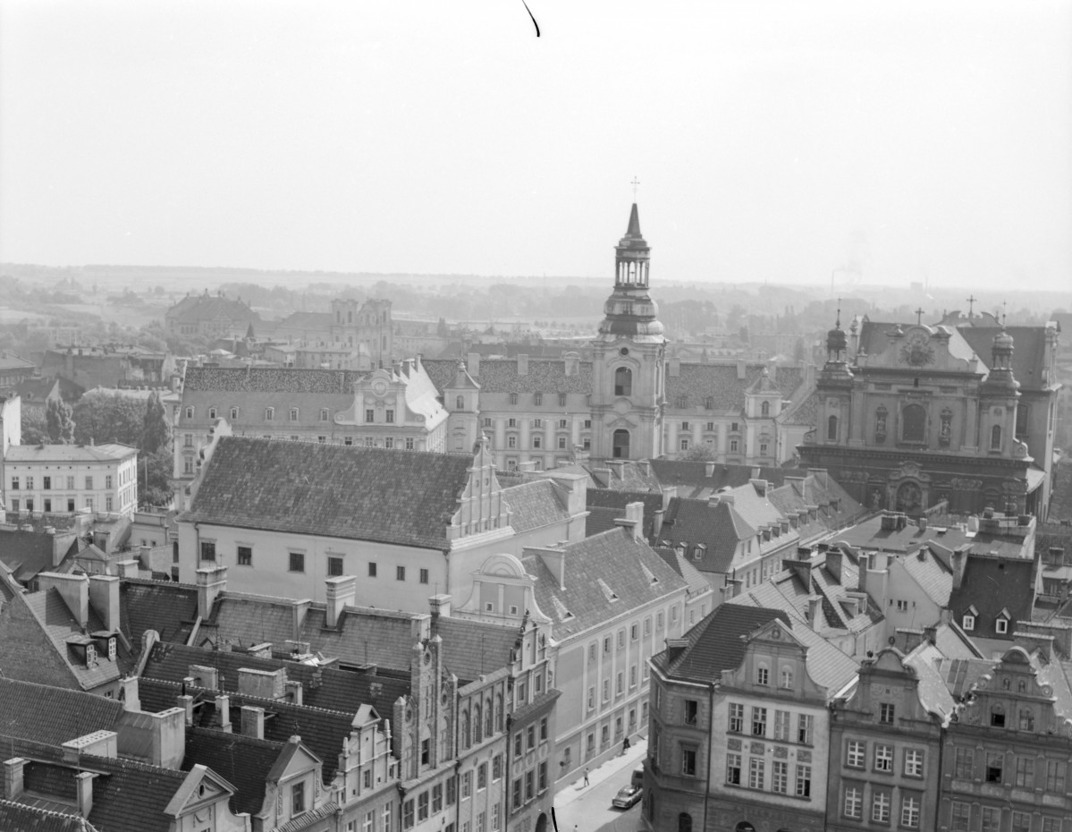 Panorama miasta - zabudowa miejska. Wieża ratuszowa a po prawej stronie szczyt elewacji bazyliki kolegiackiej., skan 1