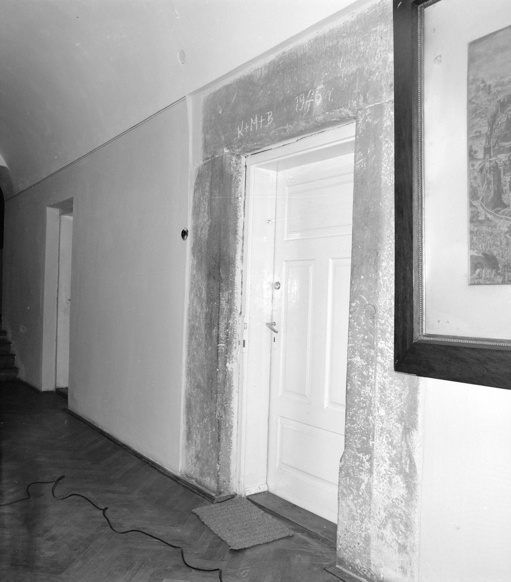 Zespół klasztorny bernardynów - wnętrze: portal w korytarzu, skan 1