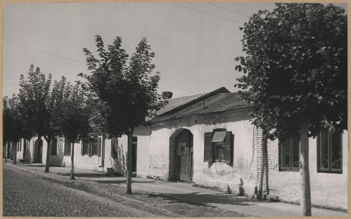 Miasto - widok domów przy ulicy Iłżeckiej,  m.in. nr 6 , skan 1