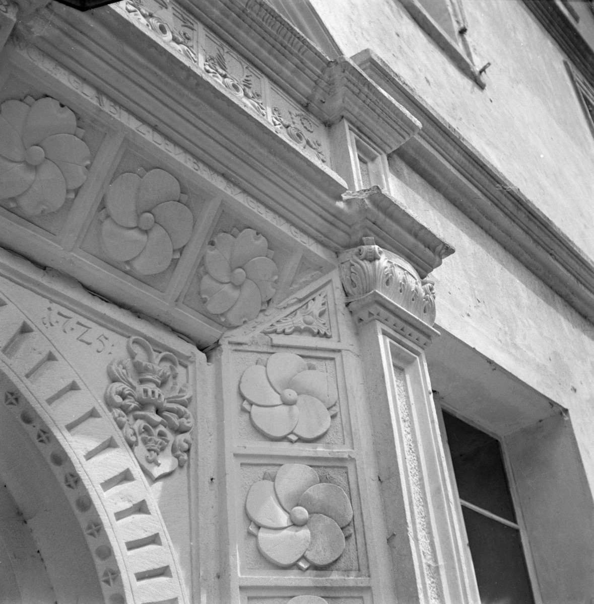 pałac - elewacja frontowa - portal - fragment detalu, skan 1