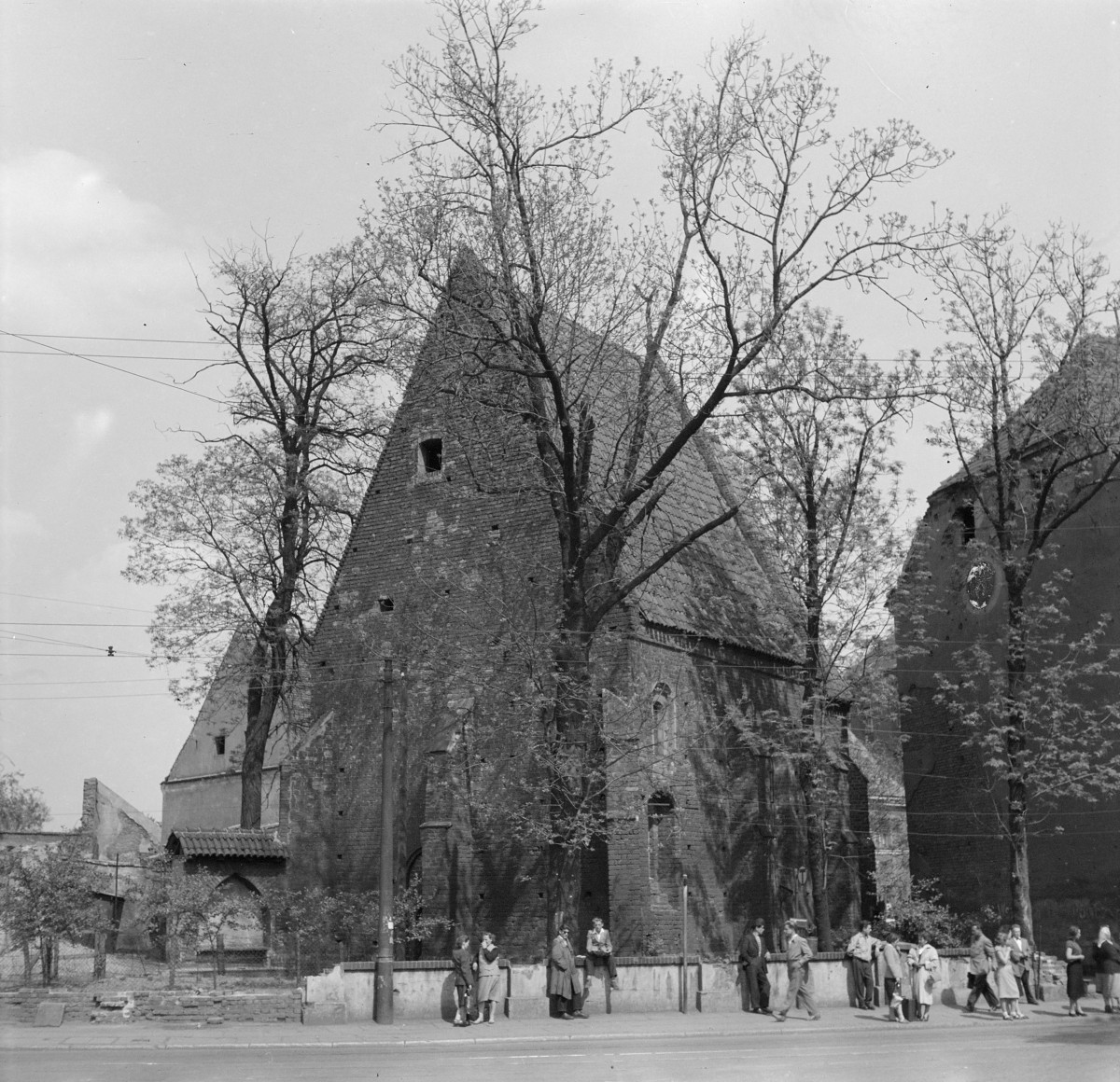 Kościół św. Łazarza - widok od strony płd. - zach. Mieszkańcy przy ulicy., skan 1