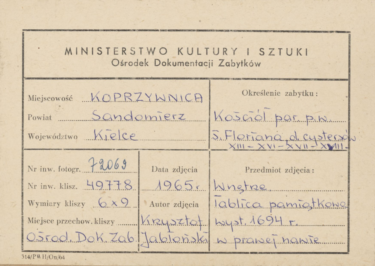 Zespół klasztorny - kościół, wnętrze, widok płyty pamiątkowej z nawy bocznej - metryczka, skan 1
