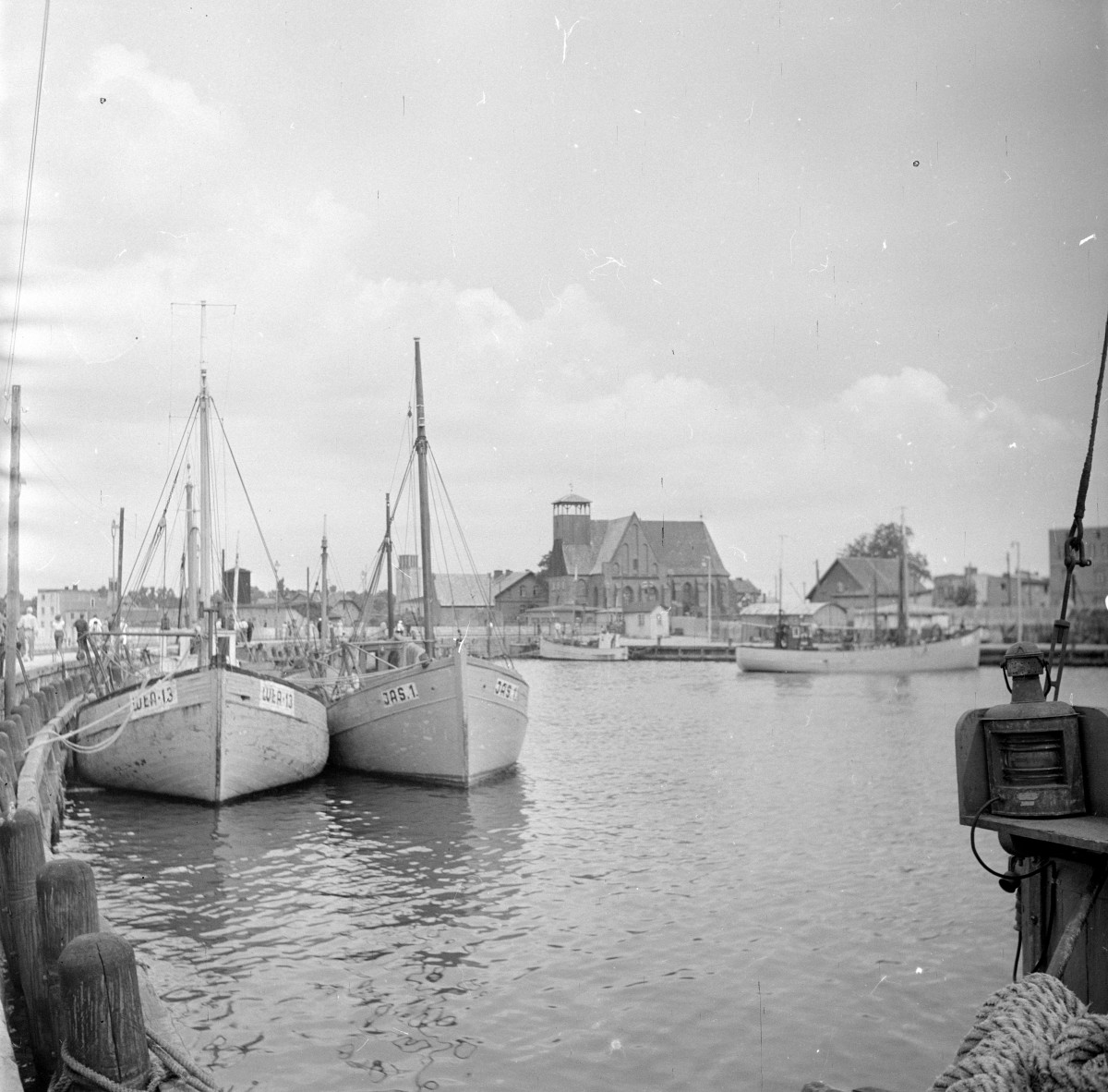 port Rybacki - widok ogólny, wiodzczny kościół pw. św.św. Piotra i Pawła, ob. Muzeum Rybołówstwa, skan 1