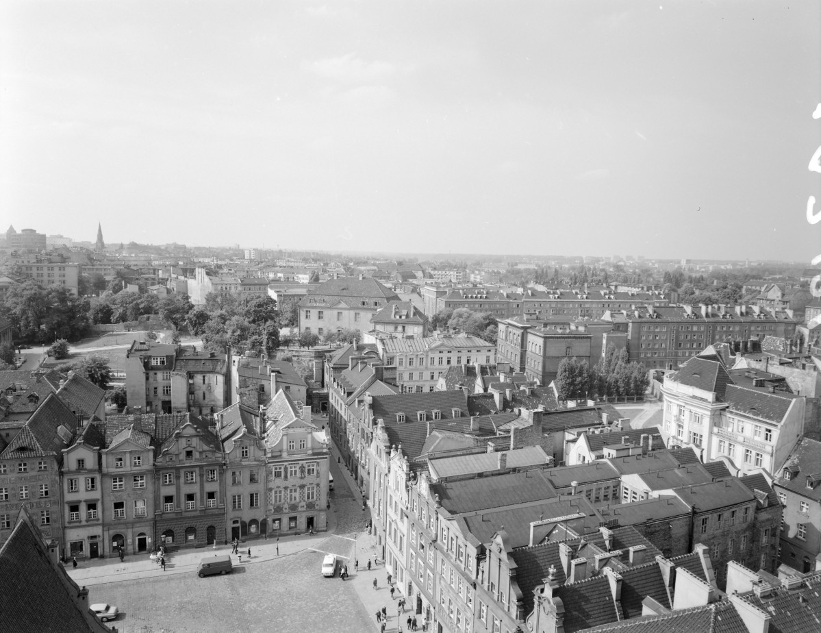 Panorama miasta - zabudowa miejska. Fragment Starego Rynku. Widoczny budynek Muzeum Sztuki Użytkowej., skan 1