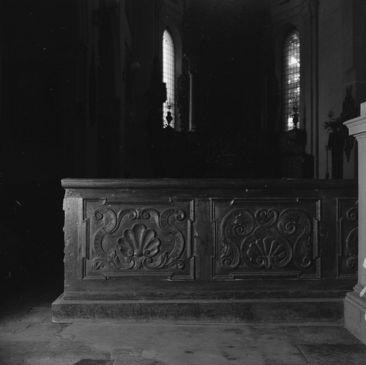 kościół Garnizonowy pw. św. Wojciecha i św. Stanisława - wnętrze, ławki, skan 1