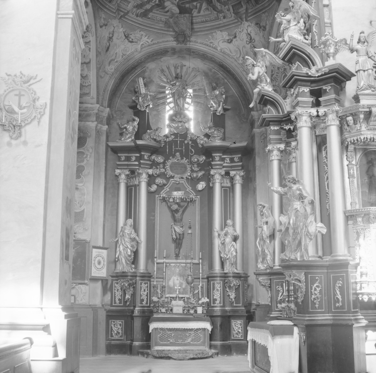 bazylika pw. Zwiastowania Najświętszej Marii Panny - wnętrze: ołtarz ukrzyżowania, 3. ćw. XVIII w., skan 1