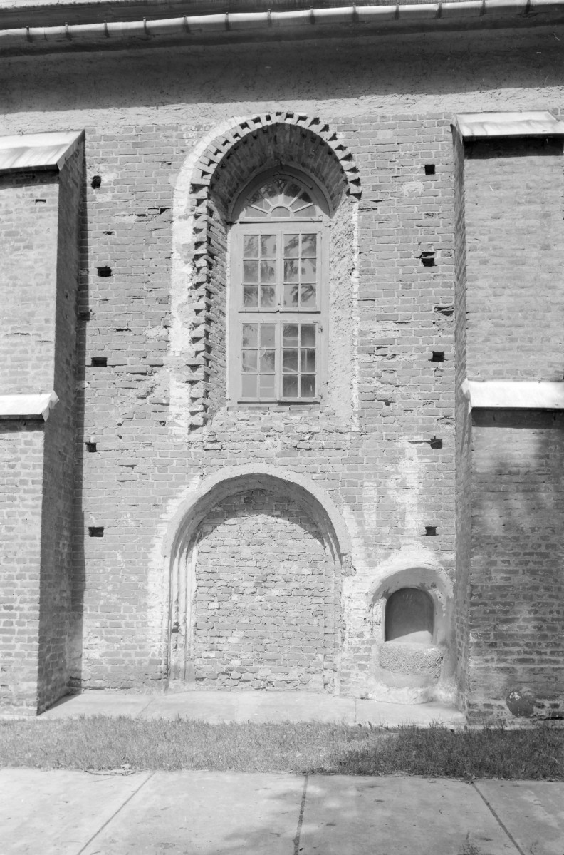 kościół Przemienienia Pańskiego - prezbiterium, elewacja boczna, okno i blenda, skan 1