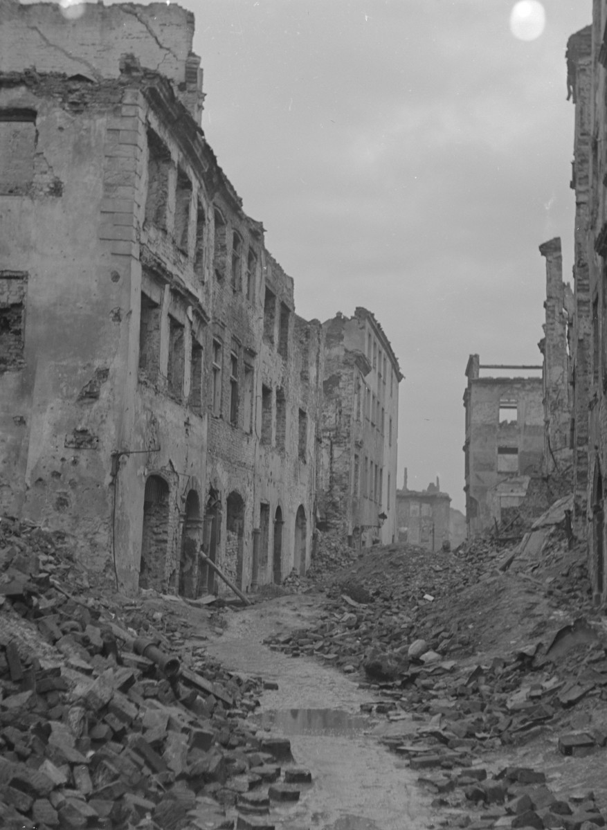 Widok na zrujnowanej zabudowy w kierunku Rynku., skan 1