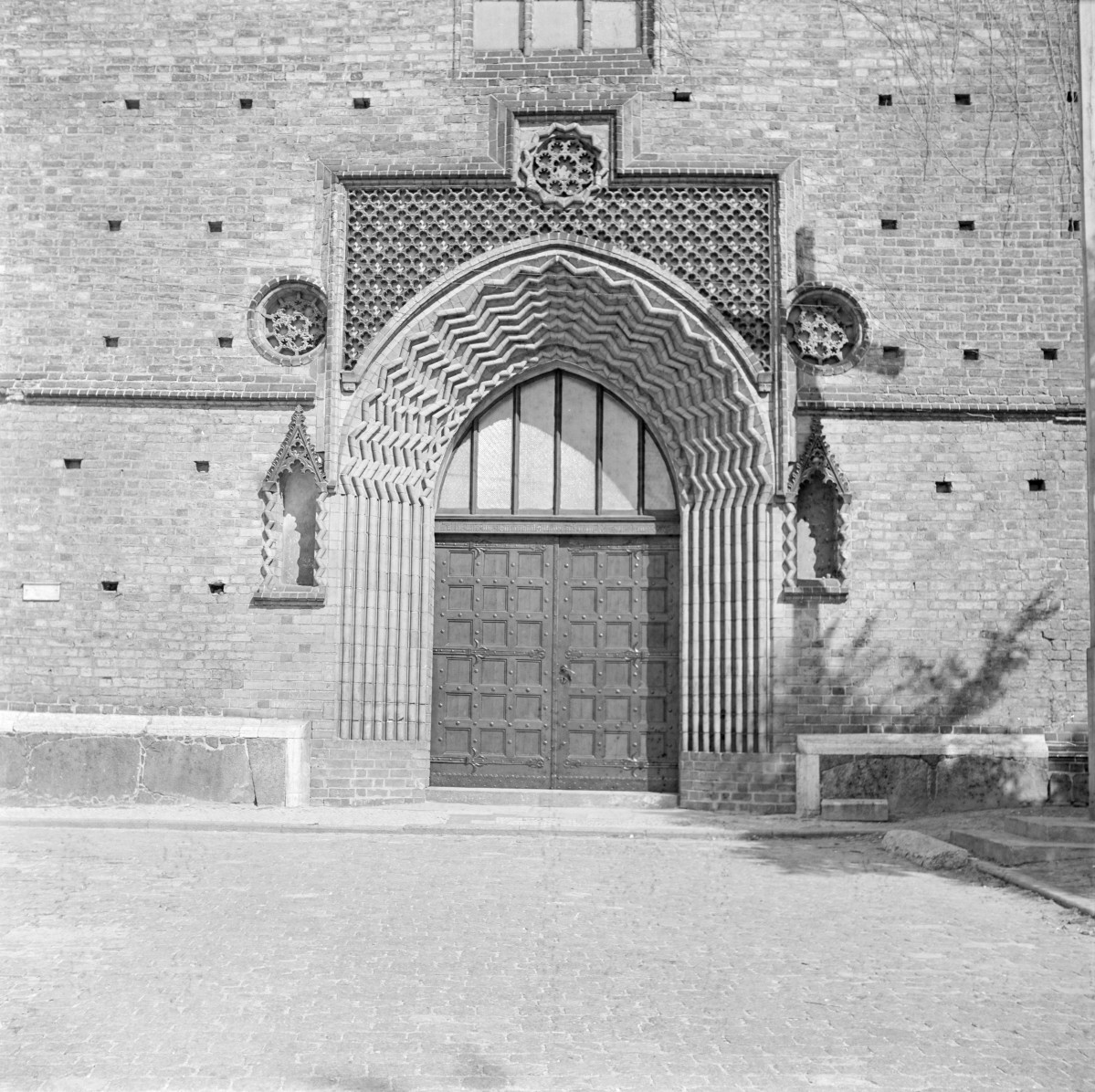 kościół N.M.P - elewacja płd. portal, skan 1