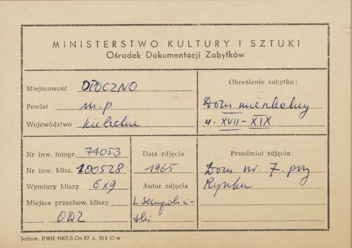Miasto - rynek, widok elewacji kamienicy -metryczka

 , skan 1