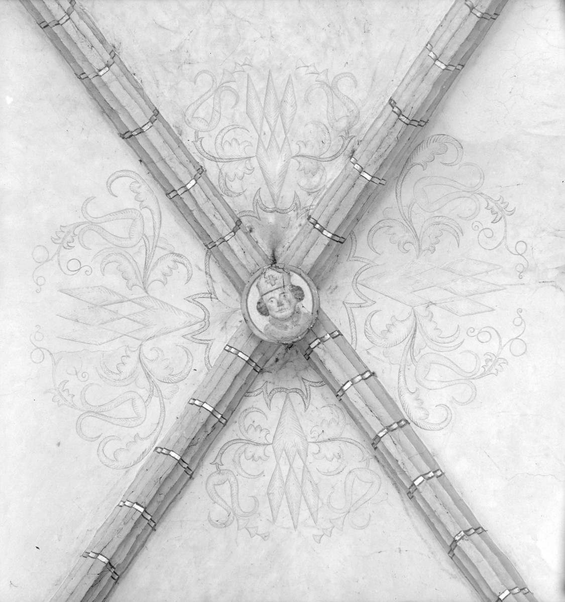 Kościół Wniebowzięcia Najświętszej Maryi Panny - wnętrze. Zwornik z wizerunkiem. Sklepienie nawy., skan 1