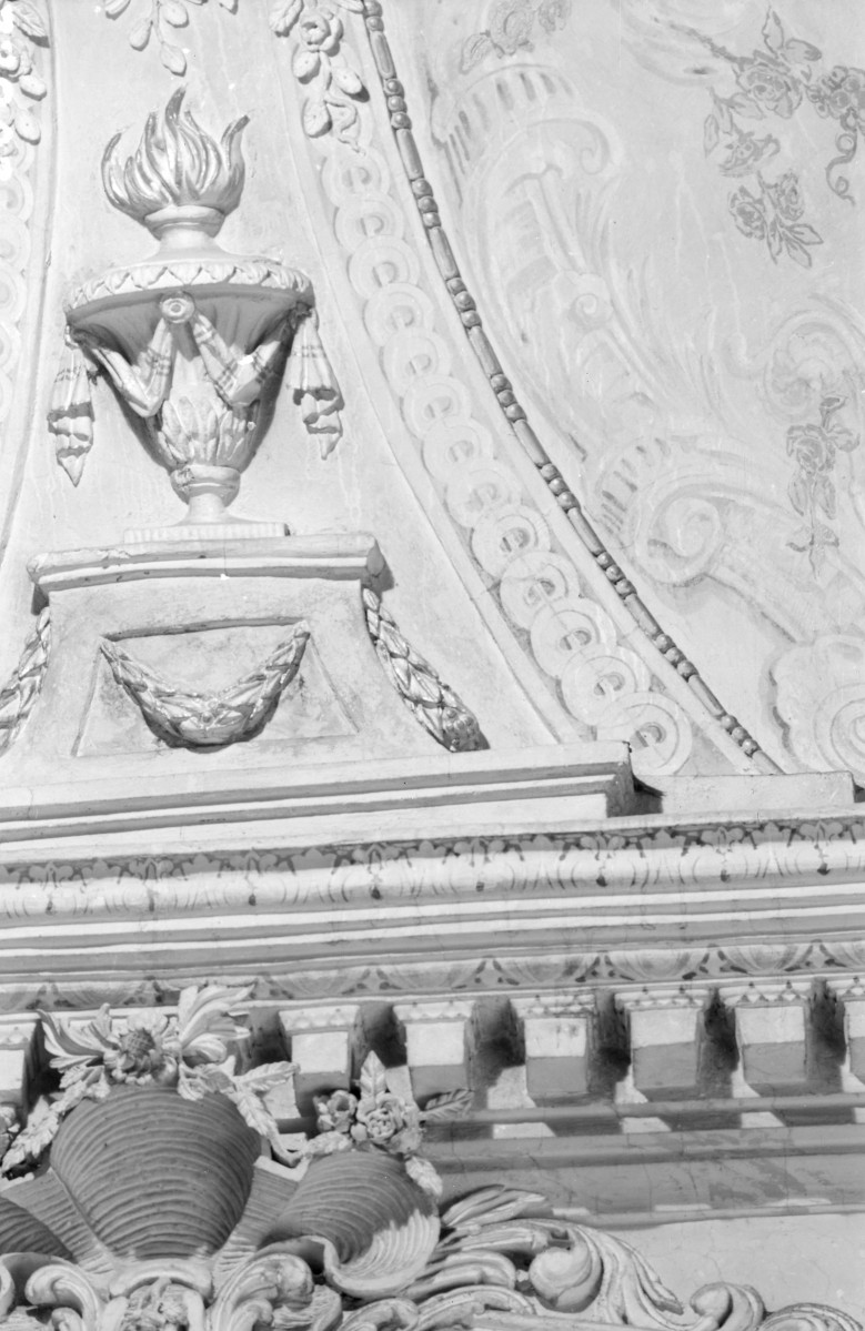 Katedra pw. Wniebowzięcia Najświętszej Marii Panny - wnętrze - kaplica Łubieńskich, ściana wschodnia, fragment dekoracji stiukowo-malarskiej nad ołtarzem, skan 1