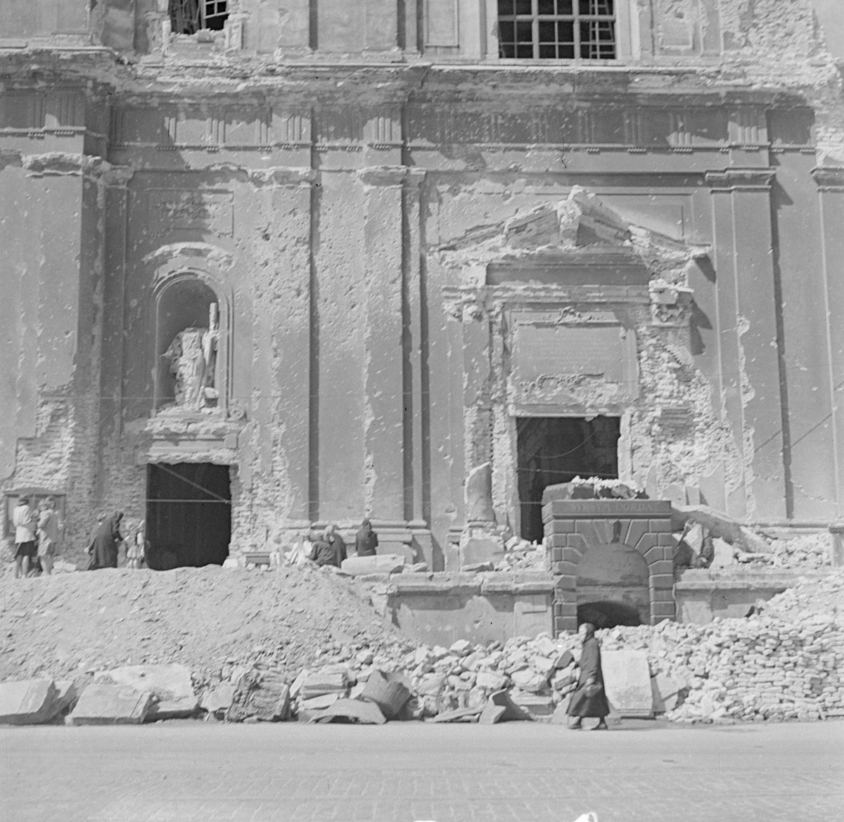 Bazylika św. Krzyża. Zniszczenia elewacji głównego wejścia. , skan 1