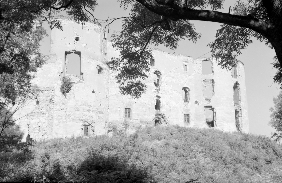 Zamek. Zniszczone fragment murów. Ściana wschodnia., skan 1