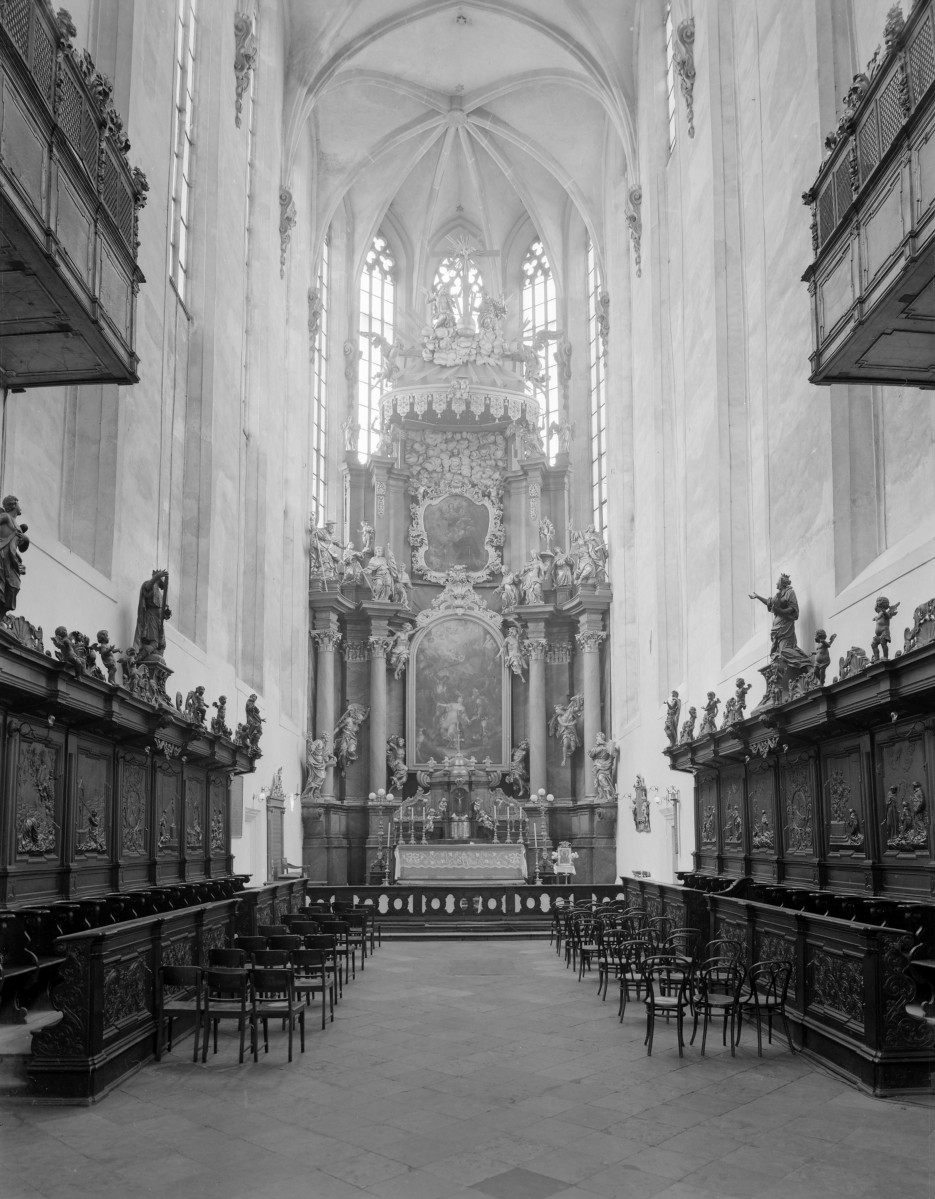 kościół klasztorny augustianów eremitów, ob. parafialny pw. św.św. Wacława, Doroty i Stanisława - wnętrze: prezbiterium i ołtarz główny, skan 1