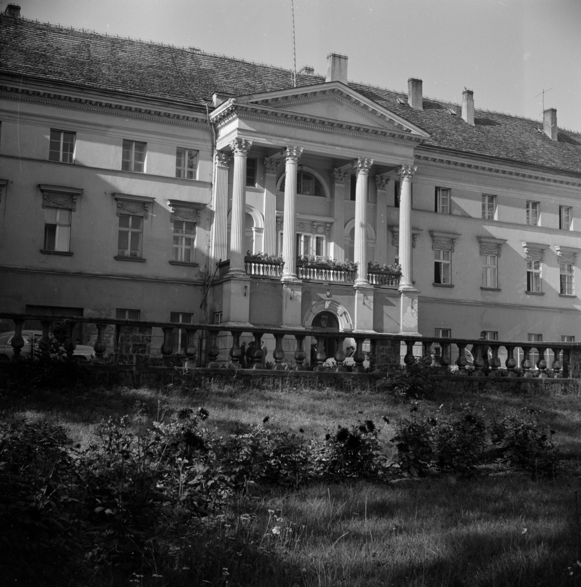 pałac Komisji Wojewódzkiej Kaliskiej - elewacja frontowa, fronton, skan 1