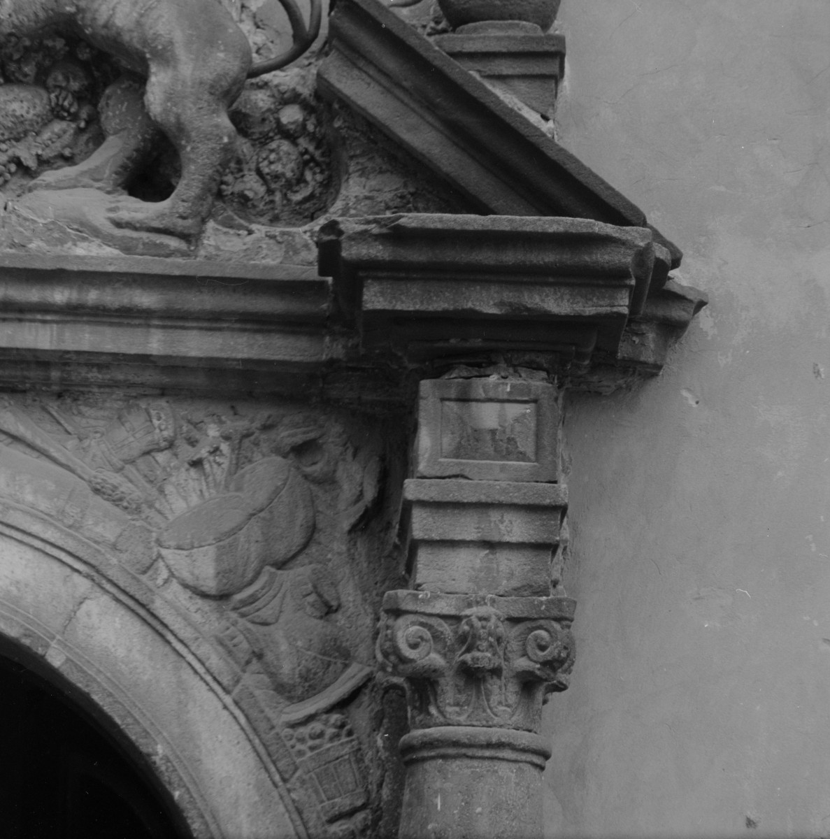 zamek Oppersdorffów - zamek górny - dziedziniec - elewacja północna - portal z 1671 roku - fragment, skan 1