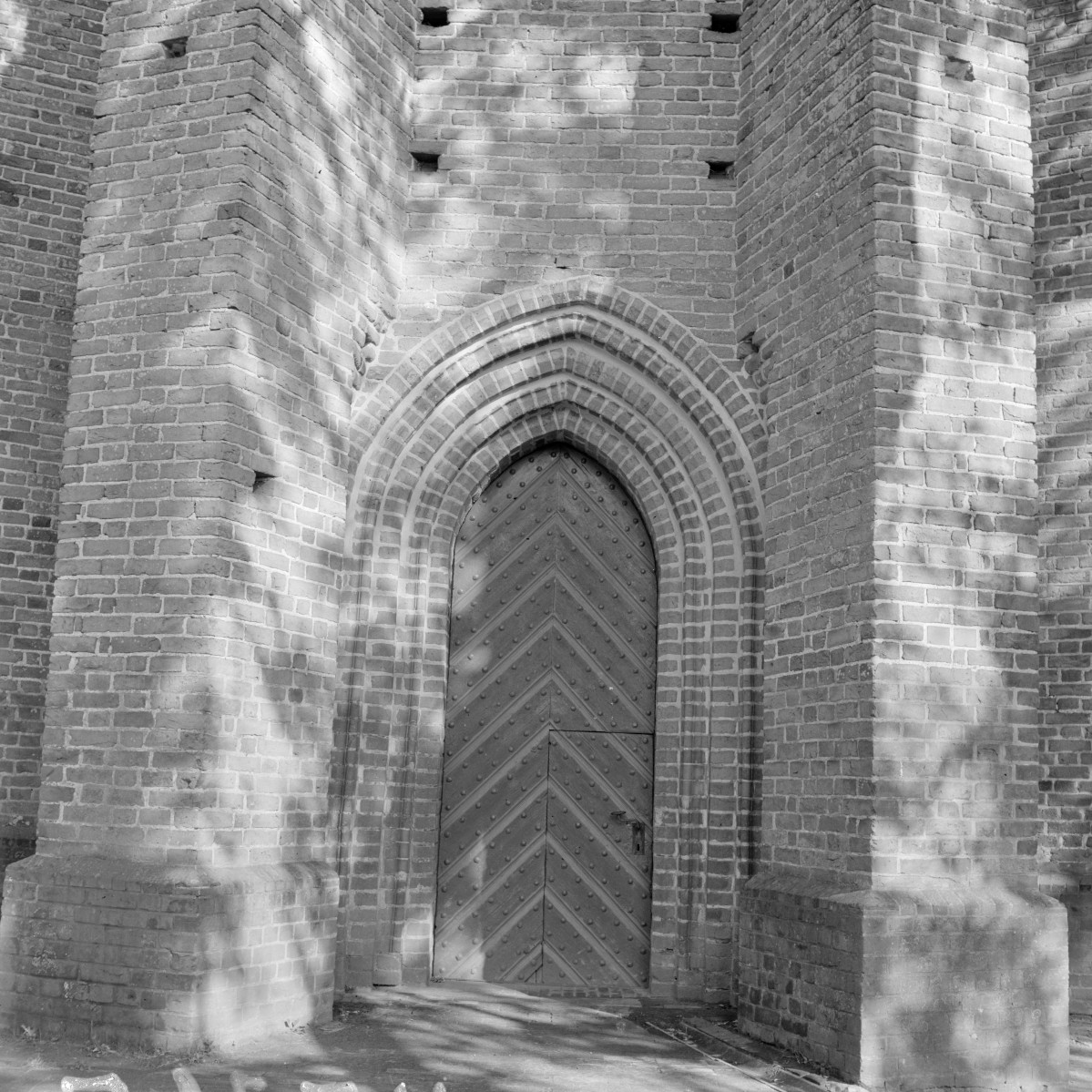 kościół pw. św. Jakuba - elewacja zach. portal, skan 1