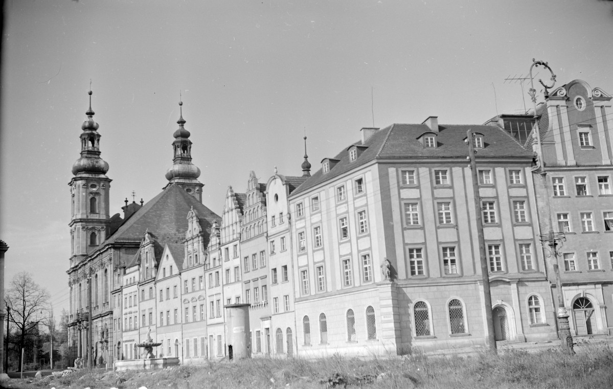 Rynek - pierzeja zabudowy miejskie. Renesansowa elewacja. Widoczne wieże kościoła pw. św. Piotra i Pawła., skan 1