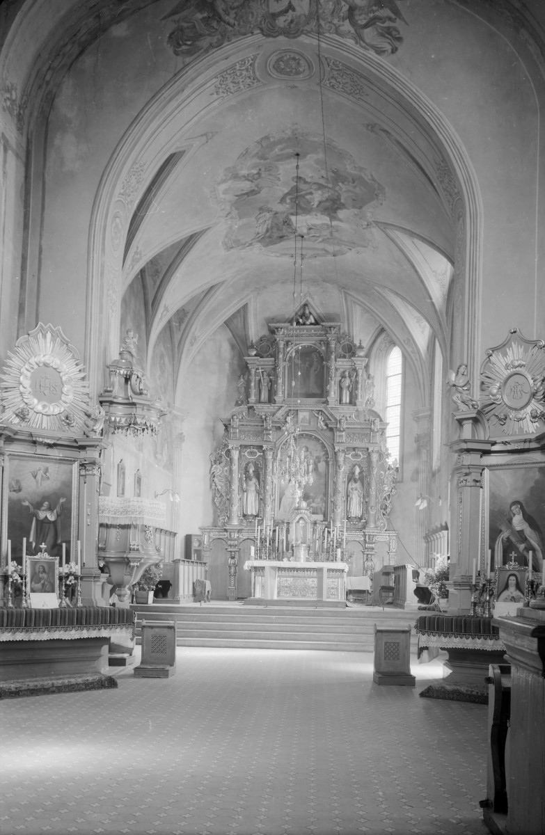 kościół oo. Karmelitów pw. św.św. Katarzyny i Barbary - wnętrze: widok nawy głównej w kierunku ołtarza głównego, skan 1