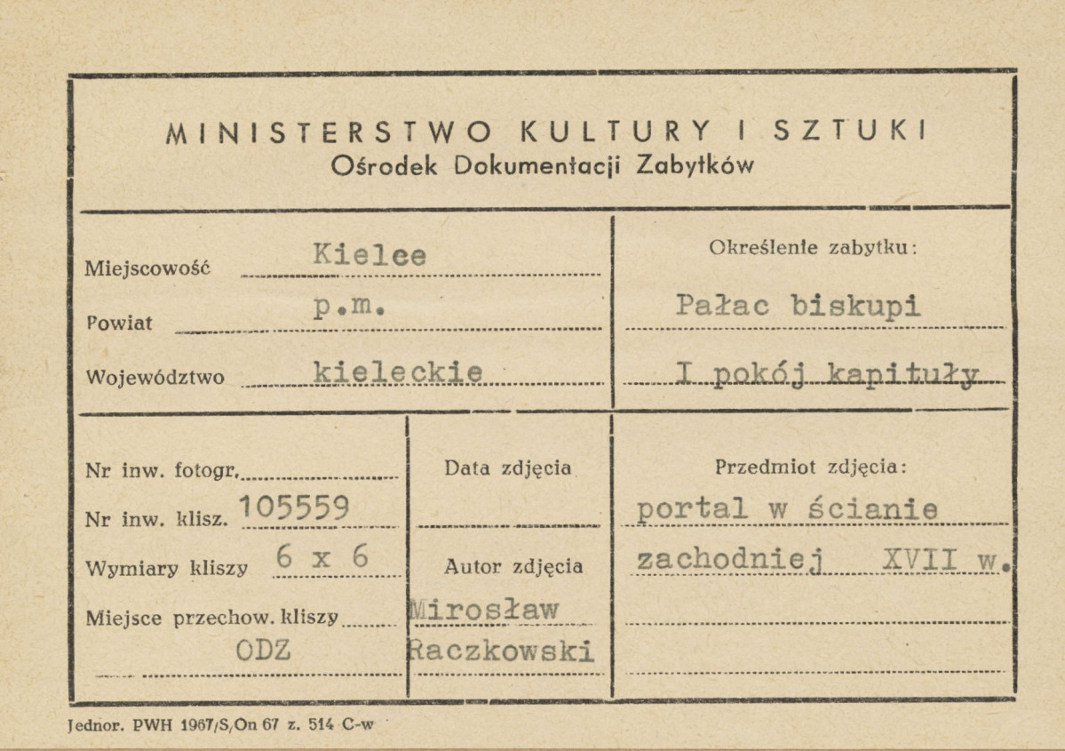 Pałac biskupów - wnętrze , I pokój kapituły, portal w ścianie zachodniej - metryczka, skan 1