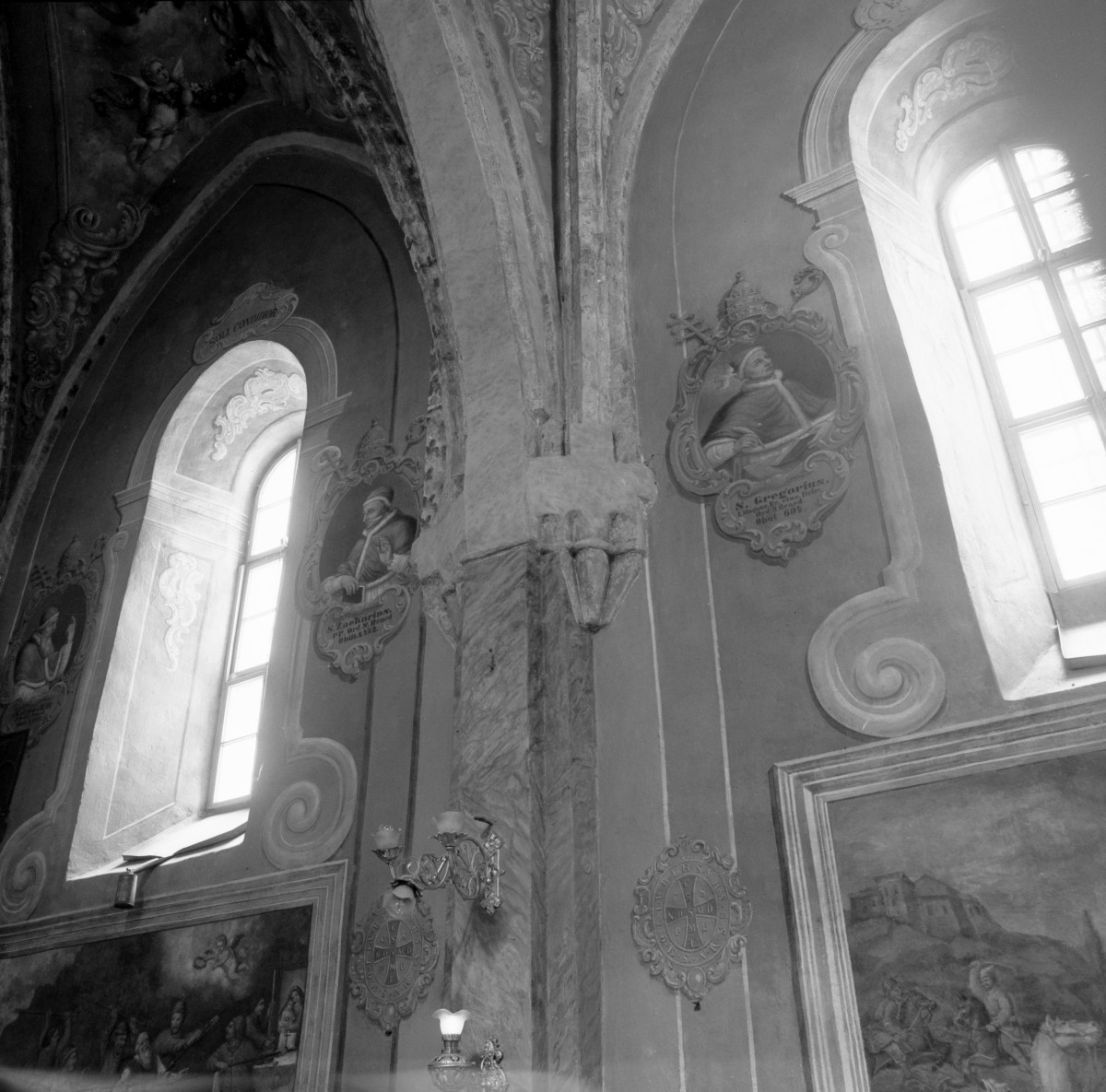 klasztor ss. Mniszek Benedyktynek - kościół pw. Najświętszej Maryi Panny i św. Wojciecha - wnętrze - prezbiterium - wsporniki w północnej ścianie, skan 1