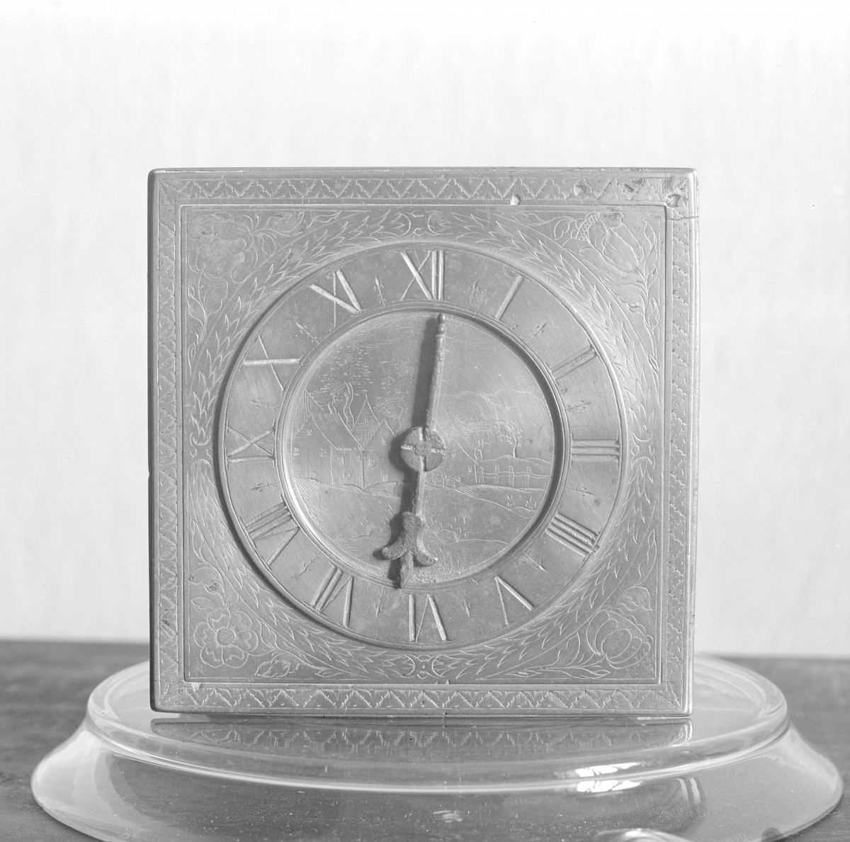 klasztor ss. Mniszek Benedyktynek - zbiory - zegar gdański - tarcza z XVII w., skan 1