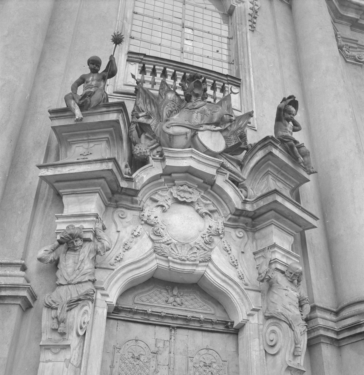 Bazylika św. Jadwigi - portal główny, rzeźbione panolipy, skan 1