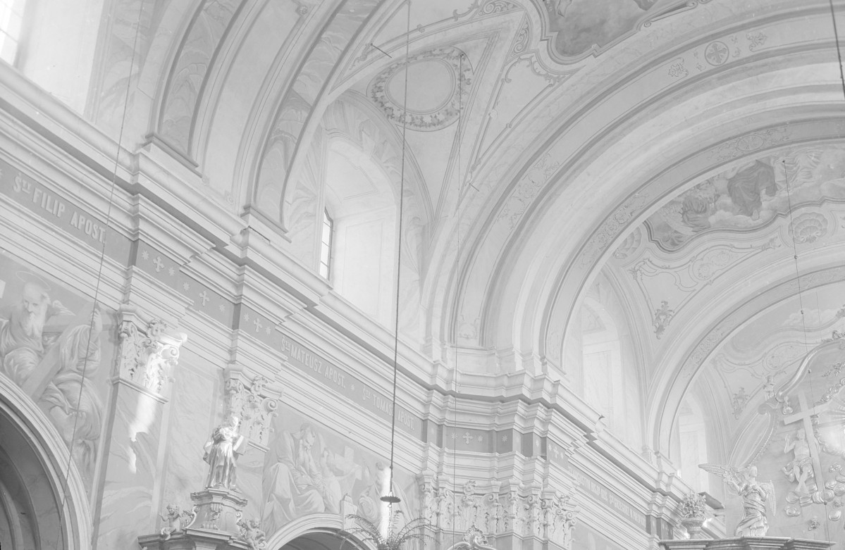 zespół klasztorny Bernardynów, kościół, ob. parafialny pw. Przemienia Pańskiego i św. Michała Archanioła -wnętrze: fragment sklepienia nawy głównej, skan 1