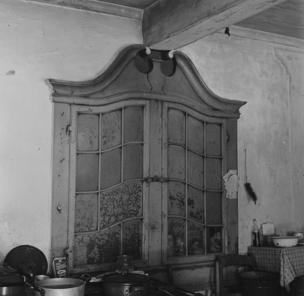 dom podcieniowy - wnętrze: okno w kuchni czarnej, skan 1