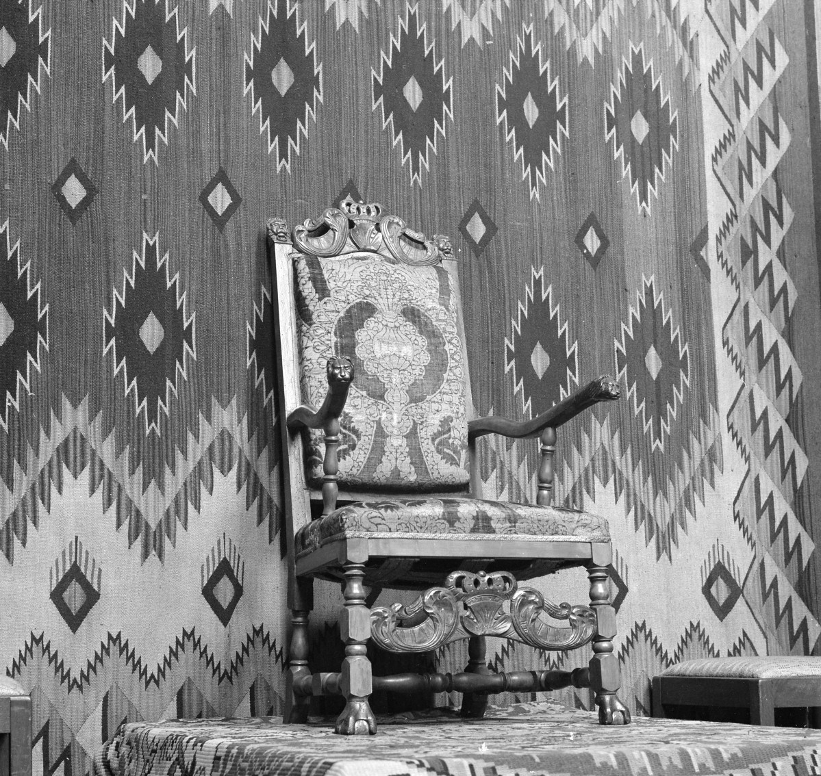 kościół pw. Wniebowzięcia Najświętszej Maryi Panny - zbiory - fotel z XVII / XVIII w., skan 1