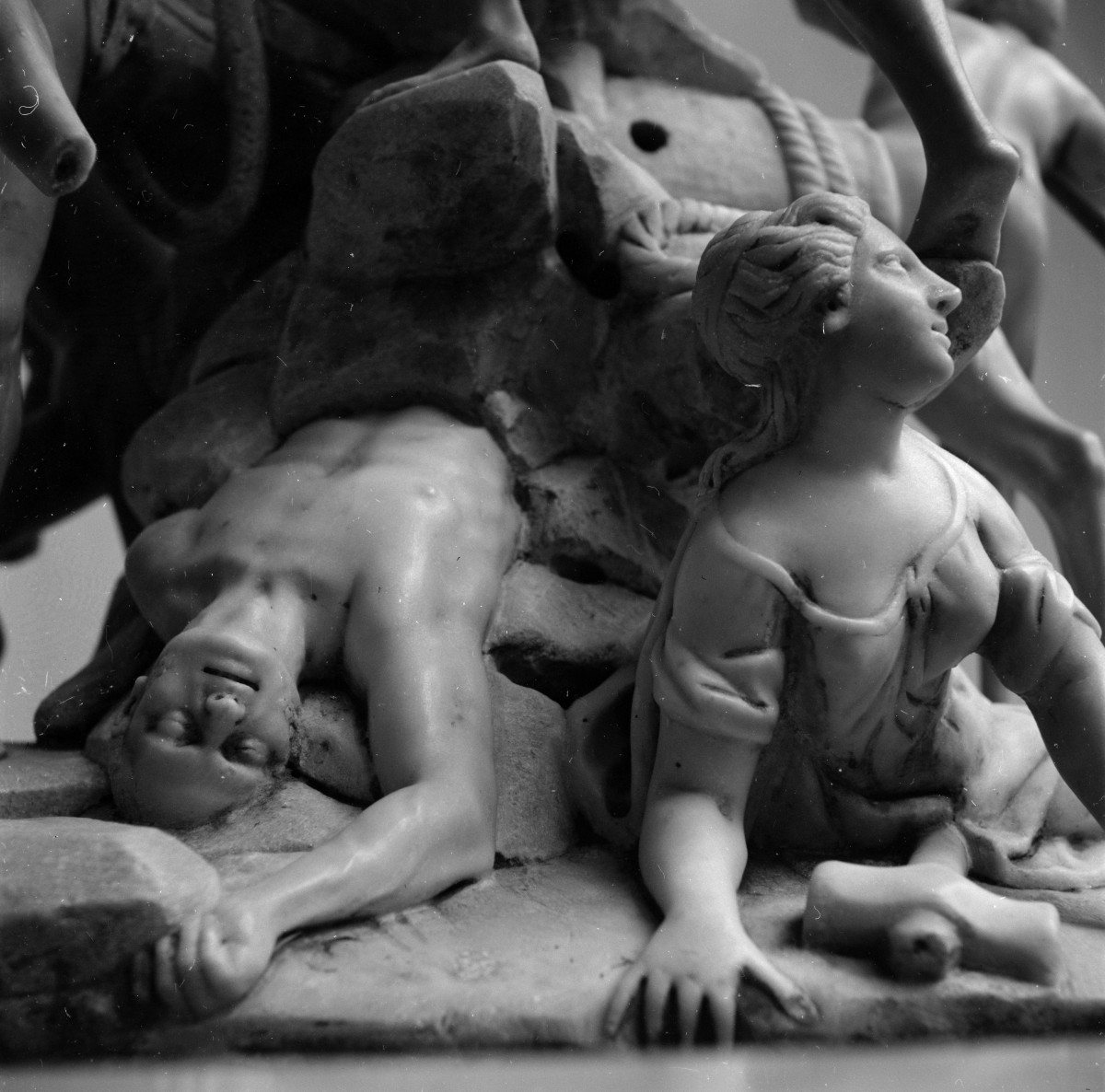 pałac von Strachwitzów - wnętrze - piętro I - fontanna przy balustradzie schodowej  - fragment /grupa rzeźb/ - część dolna, skan 1