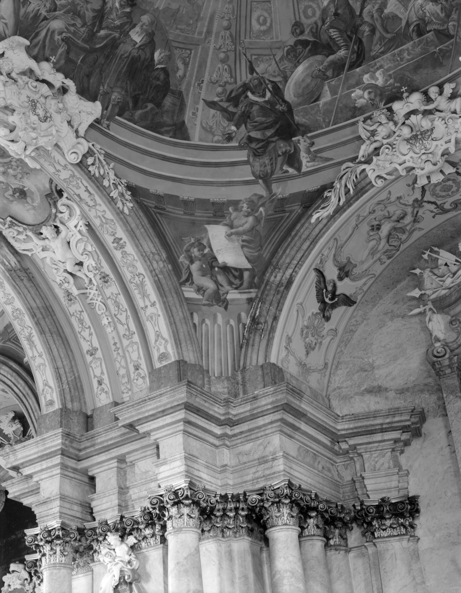 mauzoleum Piastów Świdnickich przy kościele pw. Wniebowzięcia Najświętszej Marii Panny  - wnętrze - głowice filaru i fragment sklepienie, skan 1