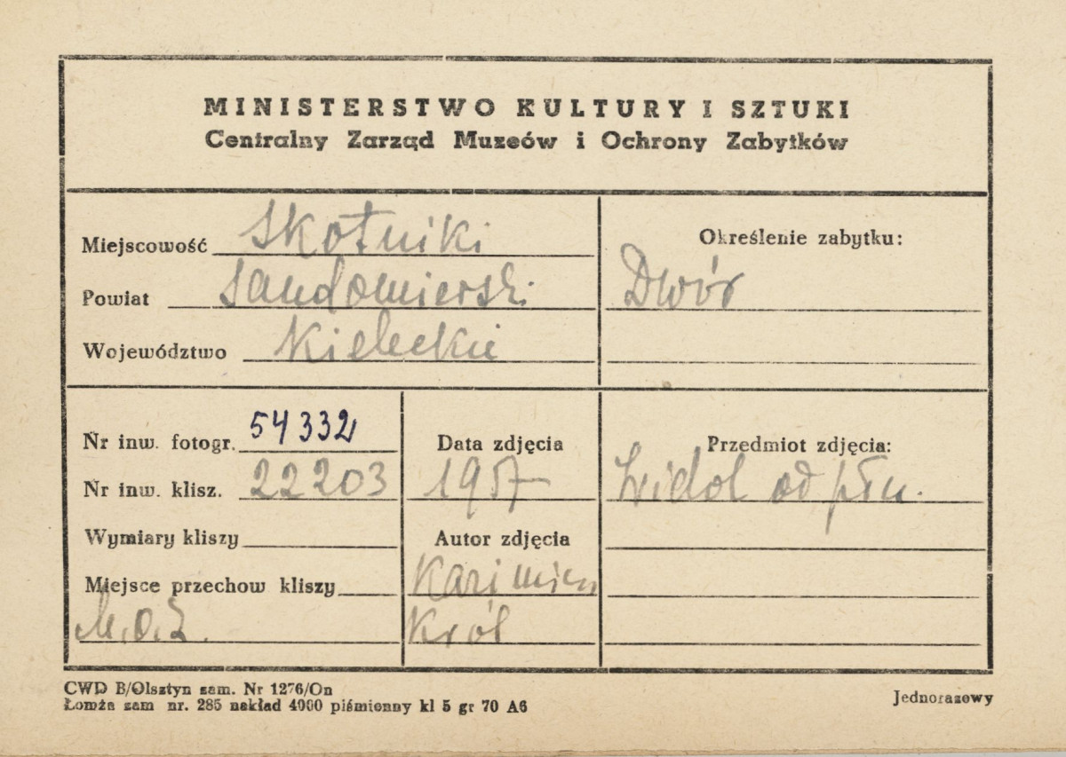Dwór alkierzowy - widok elewacji bocznej płn. od strony płn.-wsch. - metryczka, skan 1