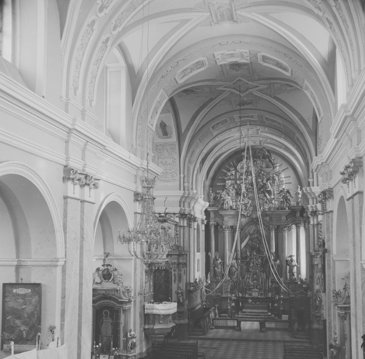 kościół klasztorny kanoników - wnętrze, ołtarz główny, skan 1