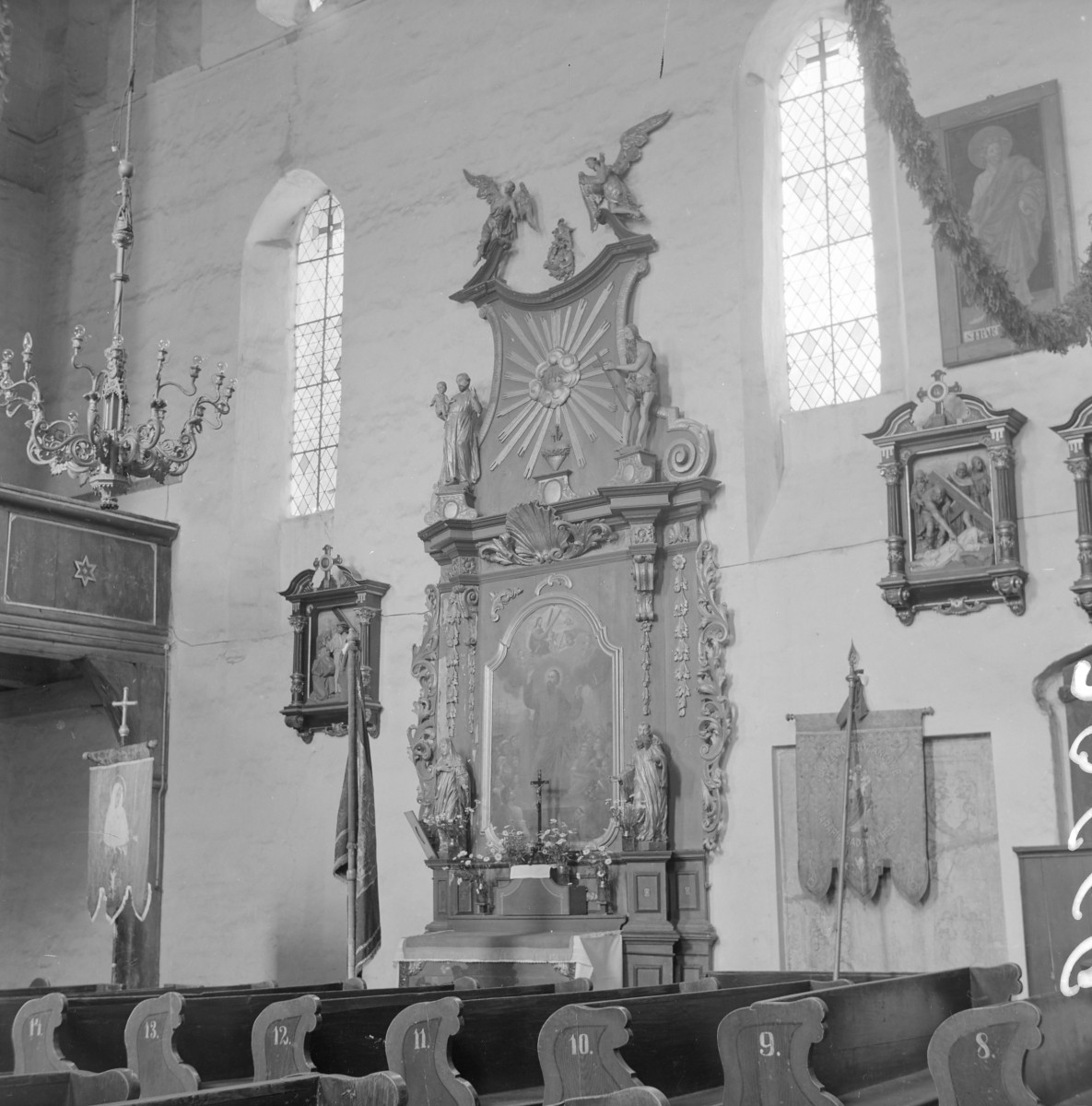 Kościół św. Anny - wnętrze: ołtarz boczny, skan 1
