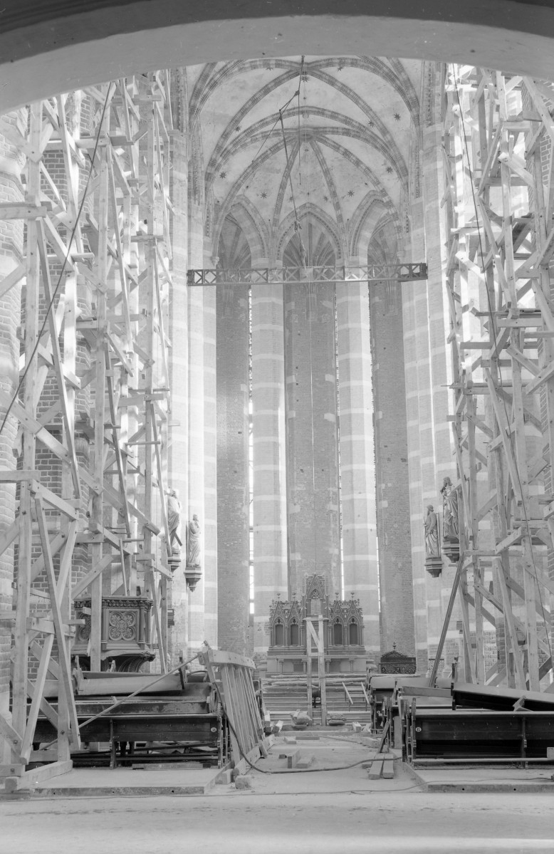 kościół parafialny pw. św. Jakuba - wnętrze: widok na prezbiterium, skan 1