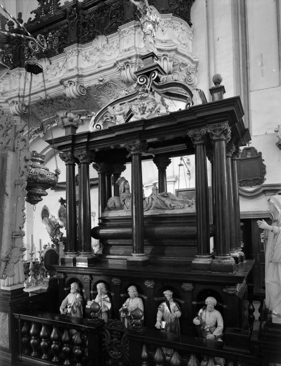 sanktuarium św. Jadwigi Śląskiej - kościół: kaplica św. Jadwigi - grobowiec św. Jadwigi, balustrada, chór muzyczny , skan 1