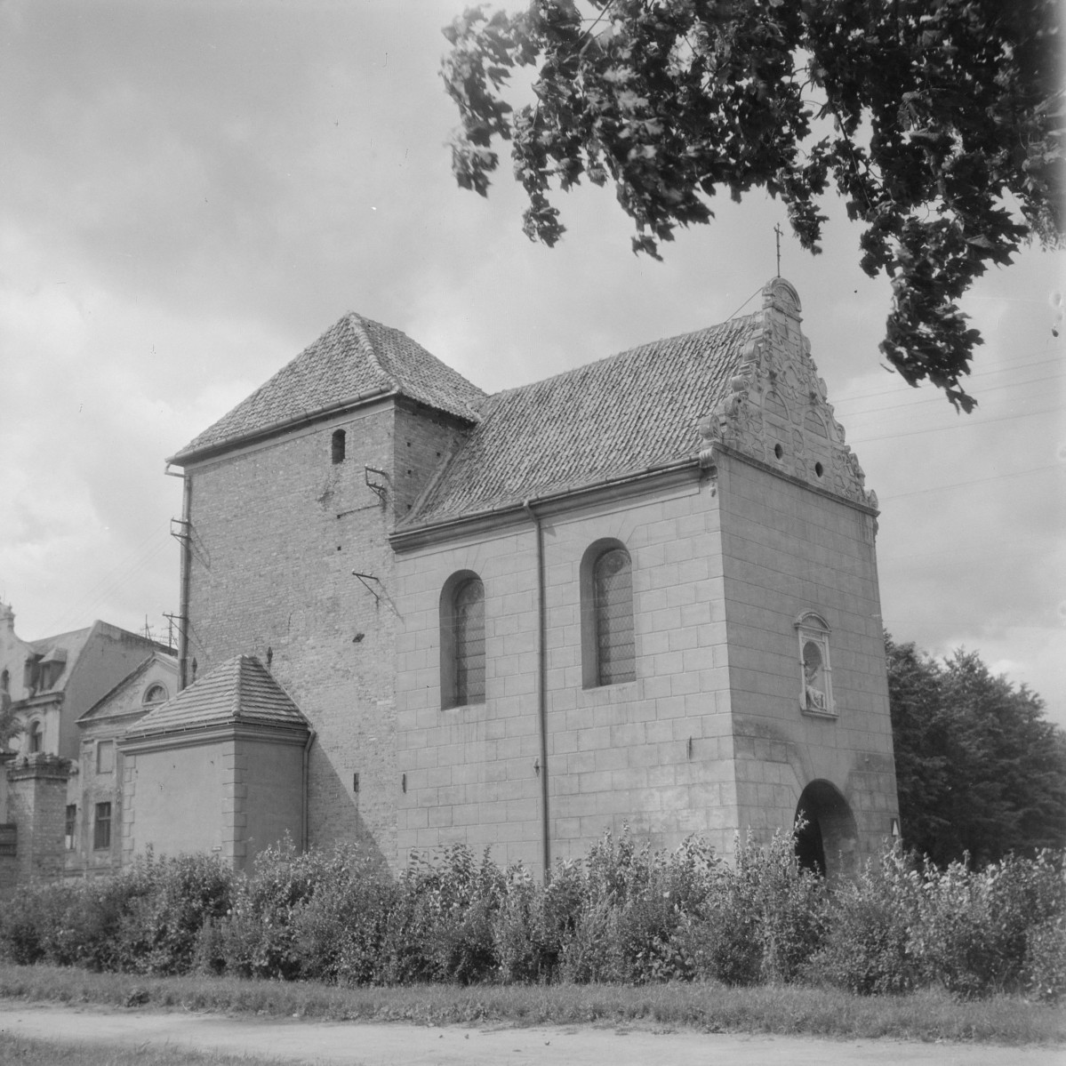 Brama Grudziądzka. Widok ogólny. Brama miejska wjazdowa. Po prawej stronie wbudowana w bramę kaplica renesansowa. , skan 1