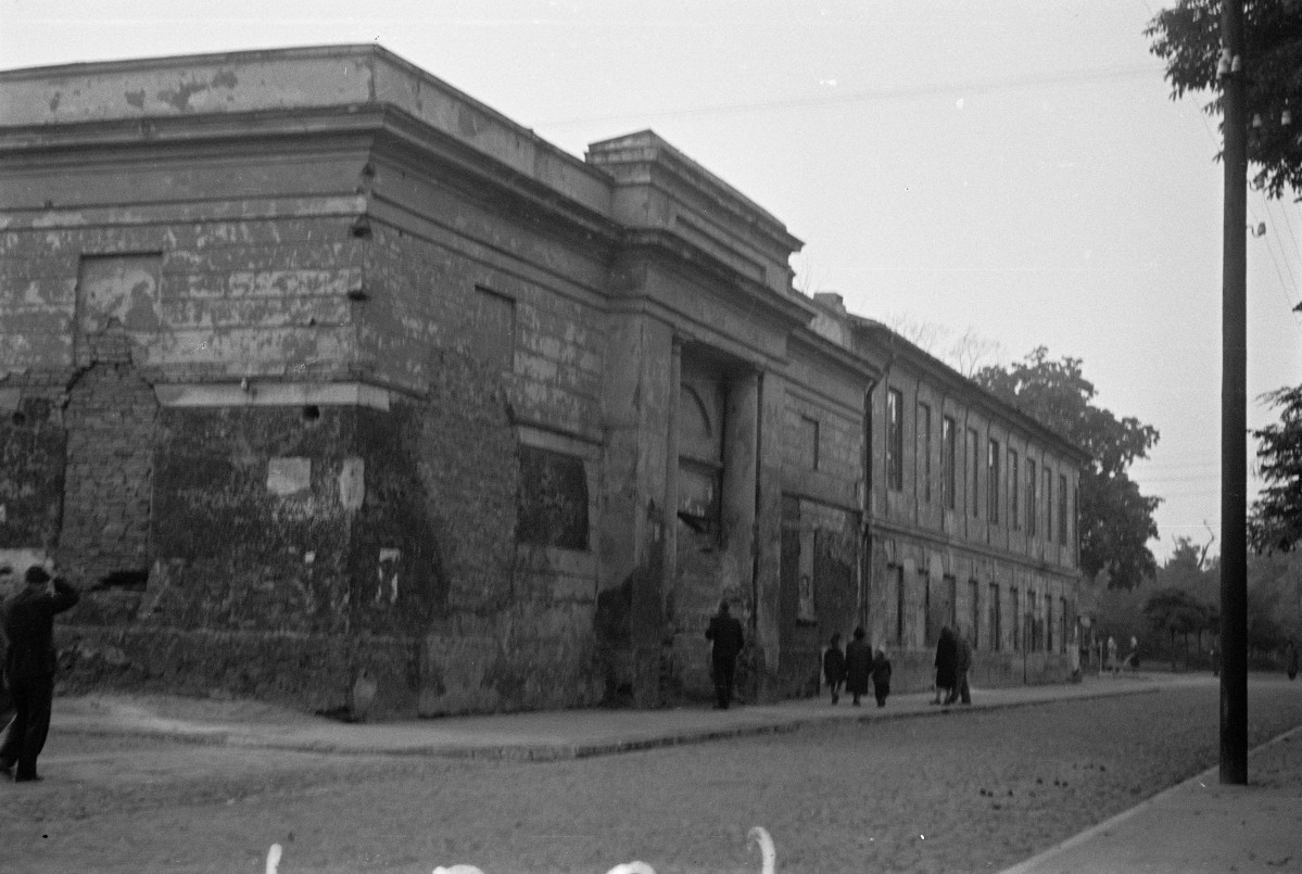 d. stajnia pałacowa, ob. archiwum - elewacja od strony wschodniej, skan 1