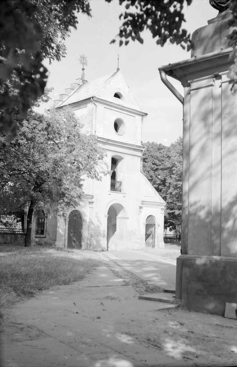 Kościół Wniebowzięcia NMP - elewacja frontowa dzwonnicy od strony kościoła, skan 1