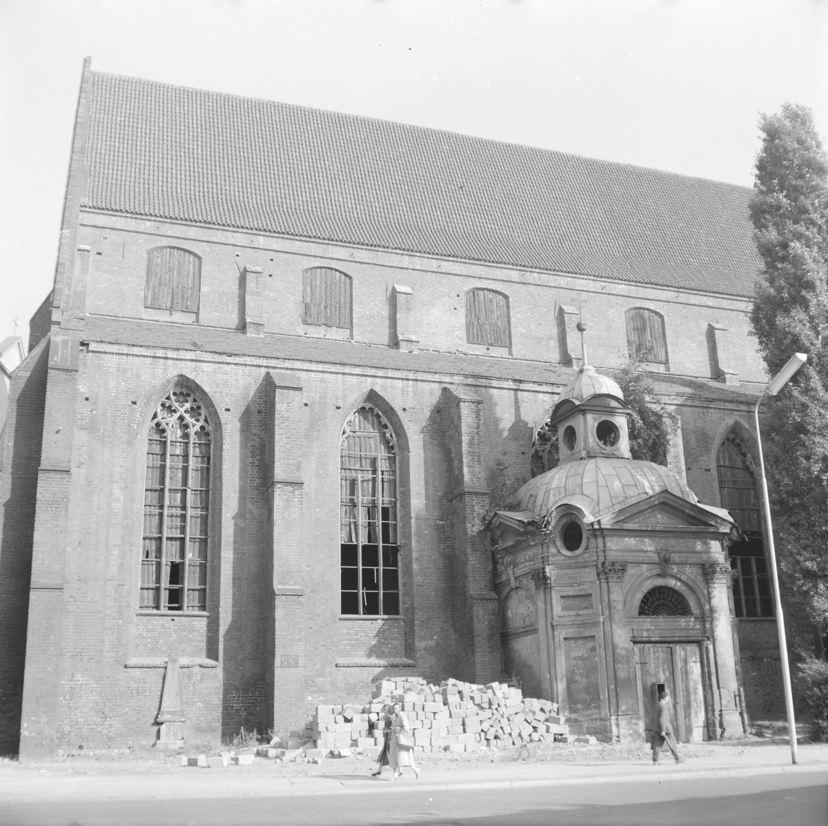 Katedra greckokatolicka św. Wincentego i św. Jakuba. Elewacja boczna nawy głównej z przyporami i maswerkiem. Widoczna kaplica Hochberga., skan 1